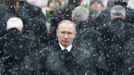 Archivfoto: Der russische Präsident Wladimir Putin nimmt am 23. Februar 2017 an einer Trauerzeremonie am Grab des Unbekannten Soldaten in Moskau teil.
