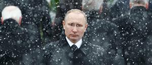 Archivfoto: Der russische Präsident Wladimir Putin nimmt am 23. Februar 2017 an einer Trauerzeremonie am Grab des Unbekannten Soldaten in Moskau teil.