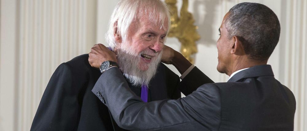 John Baldessari erhält vom damaligen US-Präsident die Medals of Arts and Humanities, die höchste Kunstauszeichnung des Landes.
