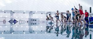 Anbaden im Dezember – Schüler weihen die Traglufthalle im Kombibad Seestraße ein. Nun steht sie der Öffentlichkeit zur Verfügung.