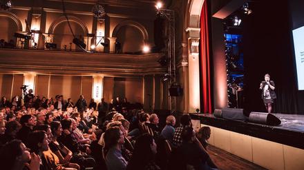 Weggeslammt. Anke Myrrhe, Tagesspiegel-Lokalchefin, beim Finale 2018 im Heimathafen Neukölln.