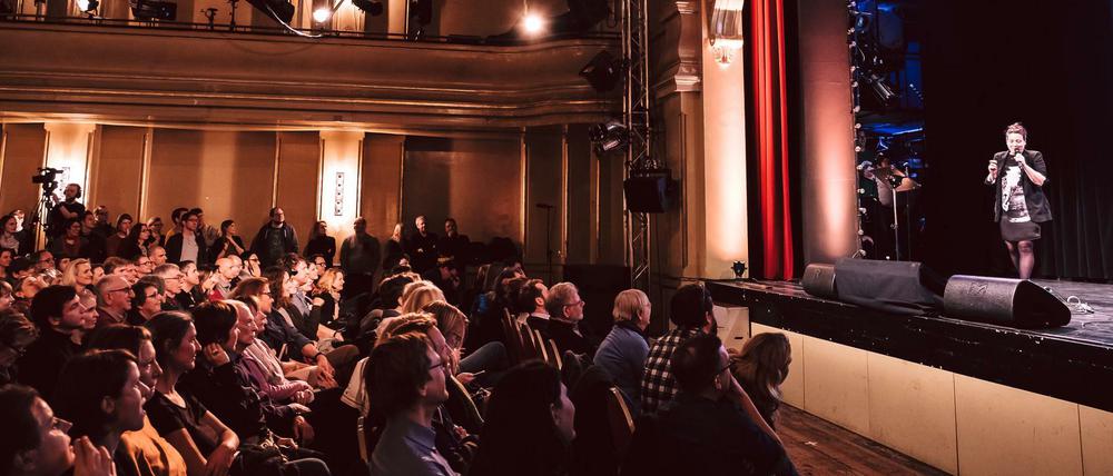 Weggeslammt. Anke Myrrhe, Tagesspiegel-Lokalchefin, beim Finale 2018 im Heimathafen Neukölln. 