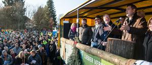 Markus Söder (CSU, r), Parteivorsitzender und Ministerpräsident von Bayern, spricht vor dem Kloster Seeon zu den Landwirten. 