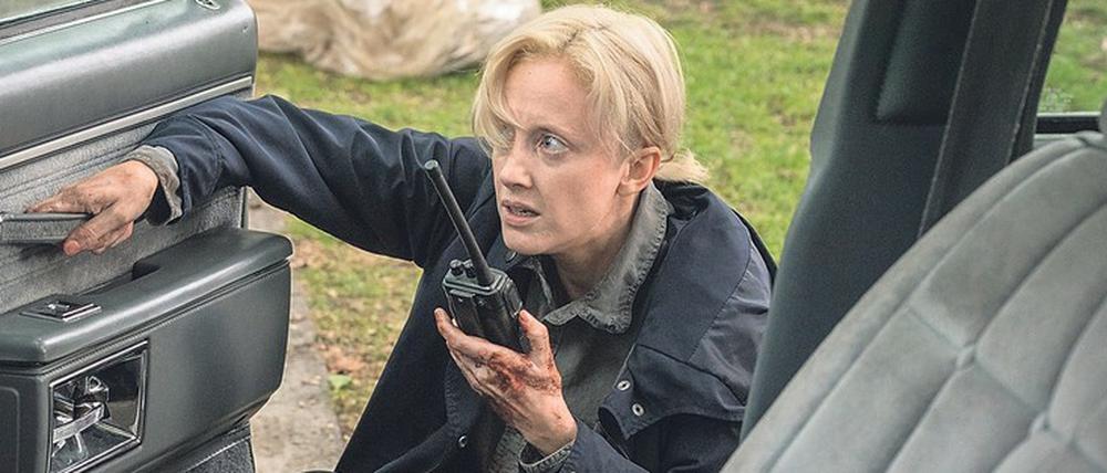 Ahnt als Einzige nicht, was kommt. Andrea Riseborough geht als Polizistin auf Dämonenjagd.