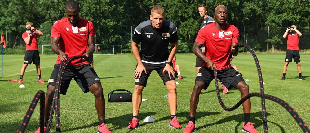 Unions Quälix. Im Sommer trieb Martin Krüger die Profis Anthony Ujah (l.) und Sheraldo Becker an ihre Grenzen, nun wird weniger Kraft gebolzt.