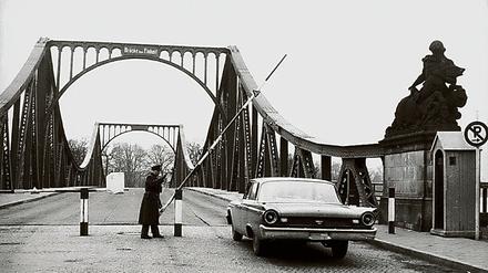 Glienicker Brücke zu Mauerzeiten, mit Schlagbaum und Grenzer.