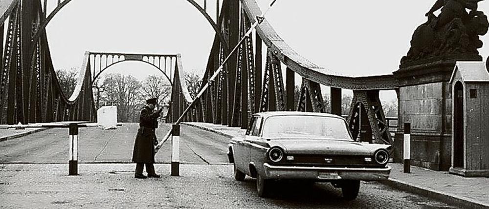 Glienicker Brücke zu Mauerzeiten, mit Schlagbaum und Grenzer.