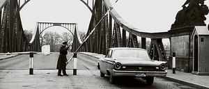 Glienicker Brücke zu Mauerzeiten, mit Schlagbaum und Grenzer.