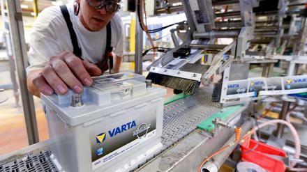 Eine VARTA Batterie steht am 09.10.2013 im Werk Johnson Controls in Hannover (Niedersachsen) auf einem Produktionsband. Autos mit alternativen Antrieben werden aus Sicht führender Batterieexperten den Massenmarkt nur nach und nach erobern. «Nur die Summe vieler kleiner Schritte wird zur Lösung führen», sagte der Chef der Batteriesparte im Zentralverband Elektrotechnik- und Elektronikindustrie (ZVEI). Foto: Peter Steffen/dpa (zu lni 0793 vom 09.10.2013) +++(c) dpa - Bildfunk+++ |
