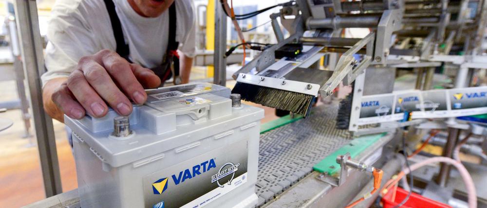 Eine VARTA Batterie steht am 09.10.2013 im Werk Johnson Controls in Hannover (Niedersachsen) auf einem Produktionsband. Autos mit alternativen Antrieben werden aus Sicht führender Batterieexperten den Massenmarkt nur nach und nach erobern. «Nur die Summe vieler kleiner Schritte wird zur Lösung führen», sagte der Chef der Batteriesparte im Zentralverband Elektrotechnik- und Elektronikindustrie (ZVEI). Foto: Peter Steffen/dpa (zu lni 0793 vom 09.10.2013) +++(c) dpa - Bildfunk+++ |