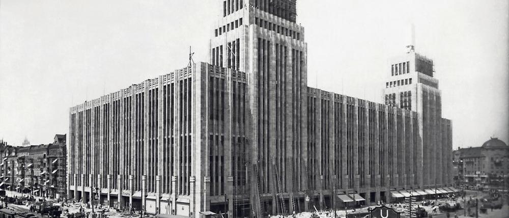 Am Hermannplatz errichtete Karstadt 1927-29 ein Warenhaus (Architekt Ph. Schaefer).