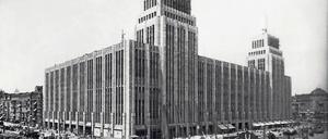  Am Hermannplatz errichtete Karstadt 1927-29 ein Warenhaus (Architekt Ph. Schaefer).