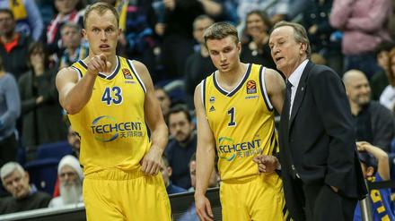 Da lang: Für Luke Sikma, Makai Mason und Trainer Aito Garcia Reneses (von links nach rechts) geht es in der Euroleague weiter.
