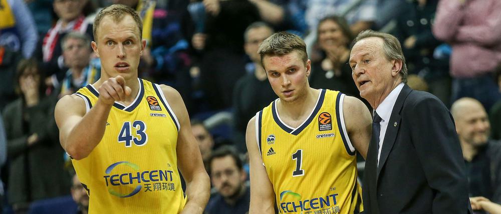 Da lang: Für Luke Sikma, Makai Mason und Trainer Aito Garcia Reneses (von links nach rechts) geht es in der Euroleague weiter.