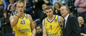 Da lang: Für Luke Sikma, Makai Mason und Trainer Aito Garcia Reneses (von links nach rechts) geht es in der Euroleague weiter.