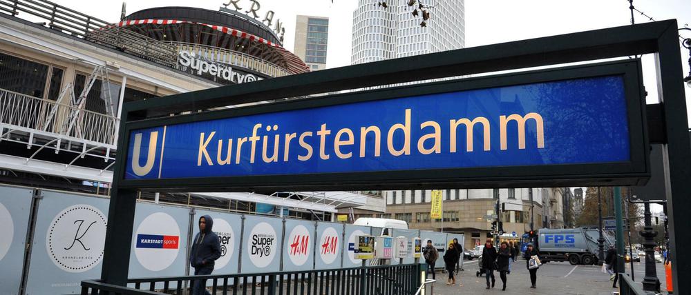 Der Eingang zum U-Bahnhof Kurfürstendamm.