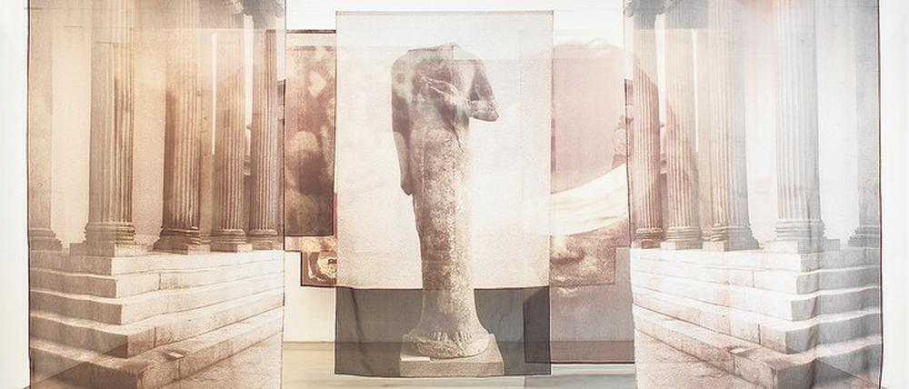 Tempel auf wackeligem Fundament. Mit „Ritual and Revolution“ reist man an Weems’ Seite durch Raum und Zeit in die Vergangenheit.