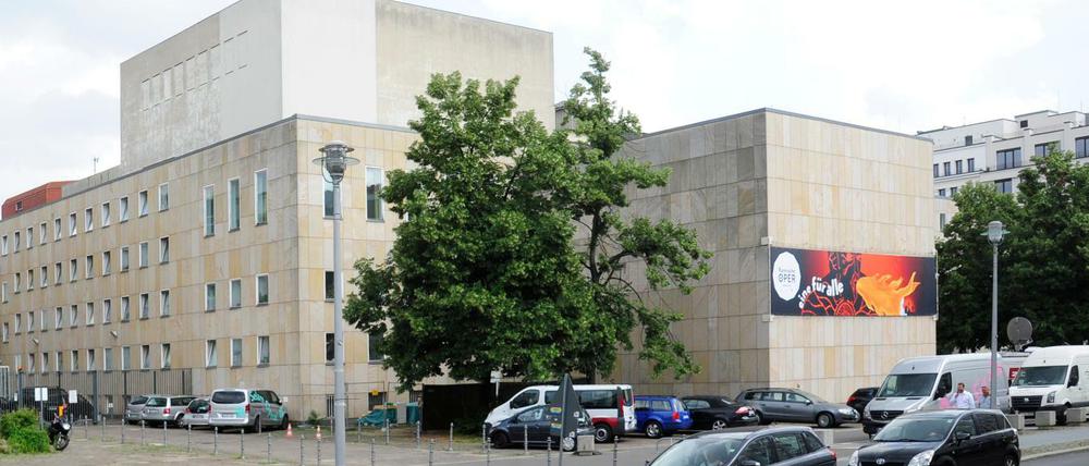 Die Komische Oper an der Ecke Glinkastraße und Unter den Linden.