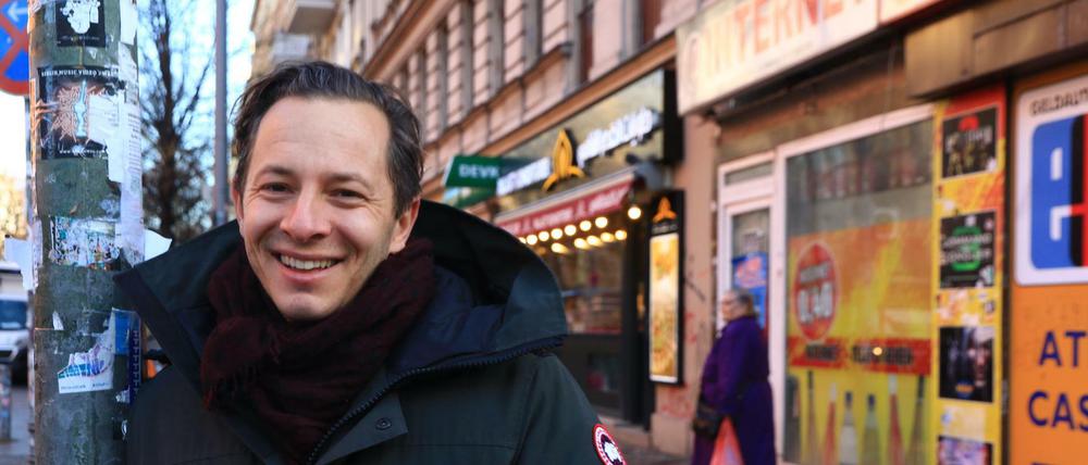 Schauspieler Trystan Pütter ; fotografiert beim Spaziergang in der Sonnenallee in Berlin-Neukölln.