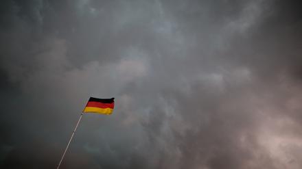 Neigen die Deutschen besonders zu Untergangsszenarien? Dunkle Wolken über der Nationalflagge