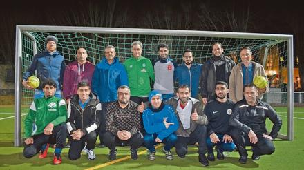 Praxis im Grunewald. Die Lehrgangsleiter und angehenden Schiedsrichter des Projekts „Fußball Grenzenlos“.