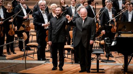 Kirill Petrenko (links) und Daniel Barenboim nehmen am 9.1.2020 den Applaus entgegen.