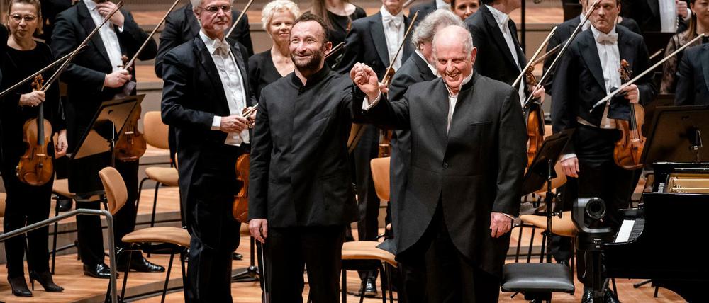 Kirill Petrenko (links) und Daniel Barenboim nehmen am 9.1.2020 den Applaus entgegen.
