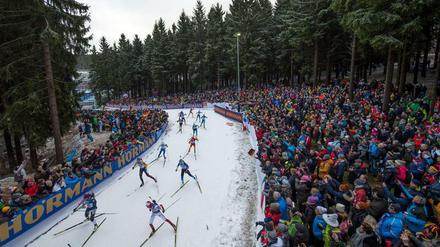 Viel los in Oberhof. Bei den Staffeln am Samstag standen wieder tausende Fans an der Strecke.