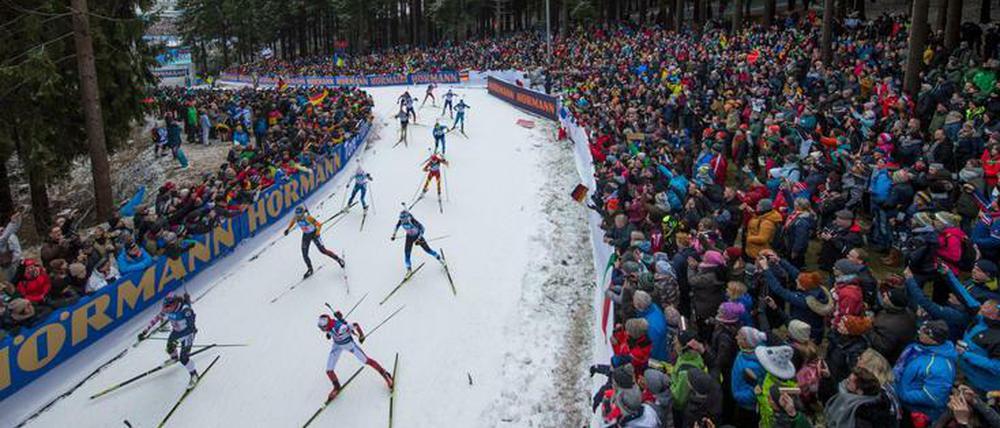 Viel los in Oberhof. Bei den Staffeln am Samstag standen wieder tausende Fans an der Strecke.