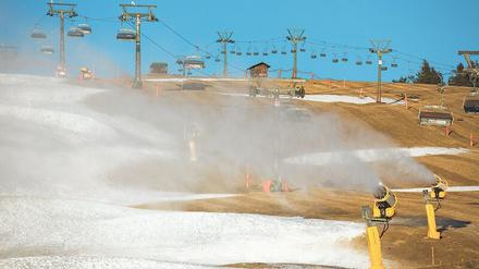 Das Geld schmilzt dahin. Vorerst verlängert man am Feldberg den Winter mit Kunstschnee. Wie lange noch?