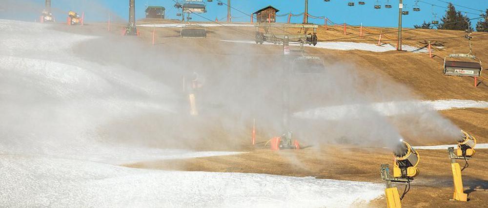 Das Geld schmilzt dahin. Vorerst verlängert man am Feldberg den Winter mit Kunstschnee. Wie lange noch?