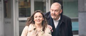 Hiergeblieben! Kommissar Freddy Schenk (Dietmar Bär) will die Schülerin Nadine Wilcke (Emma Drogunova) befragen. Als sie ihn einfach stehen lassen will, versucht er sie daran zu hindern. Sie wird behaupten, er habe sie sexuell belästigt.