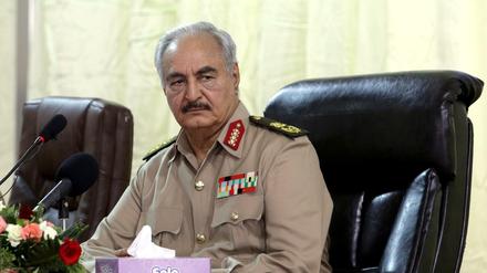 Der libysche General Chalifa Haftar, der als einflussreich, aber politisch hochumstritten gilt (Archivbild). 