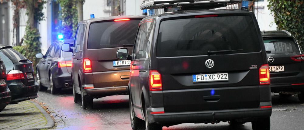 Der Hauptverdächtige im Mordfall Lübcke wird für weitere Vernehmungen in das Polizeipräsidium Nordhessen gebracht.