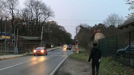 Jottwede. Die Bahnstation liegt einen Kilometer entfernt von Tesla. 