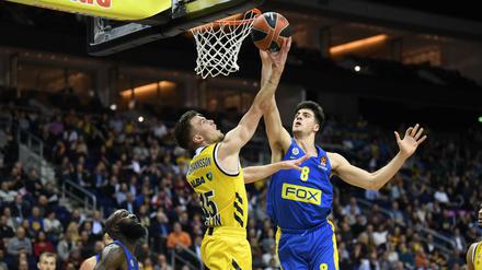 Mit Zug zum Korb. Alba-Spielmacher Martin Hermannsson im Duell mit Maccabi-Spieler Deni Avdija.
