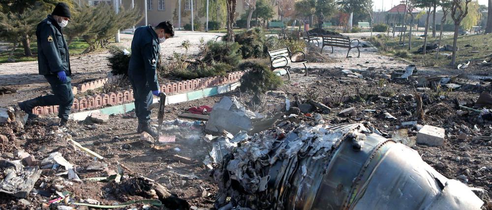 Iranische Kräfte untersuchen die Absturzstelle der ukrainischen Maschine.
