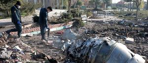 Iranische Kräfte untersuchen die Absturzstelle der ukrainischen Maschine.