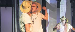 Faustrecht. Andreas Klopp, Urs Stämpfli und Joachim Villegas in der Inszenierung, die das Verhältnis von Geld und Gier aufzeigt.