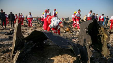 Suche in Wrackteilen des ukrainischen Flugzeugs nahe Teheran