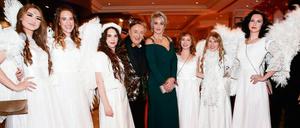 Auch Richard «Mörtel» Lugner, Bauunternehmer aus Österreich und Stammgast des Wiener Opernballs, kam mit Begleiterin „Zebra“ zum 120. Presseball Berlin. Angesichts des Mottos – „Liebesgrüße aus Europa“ – war die engelhafte Begrüßung nur angemessen. 