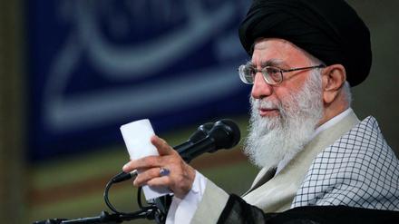 Ajatollah Ali Chamenei, Oberster Führer des Iran, bei einem Treffen mit Akademikern.
