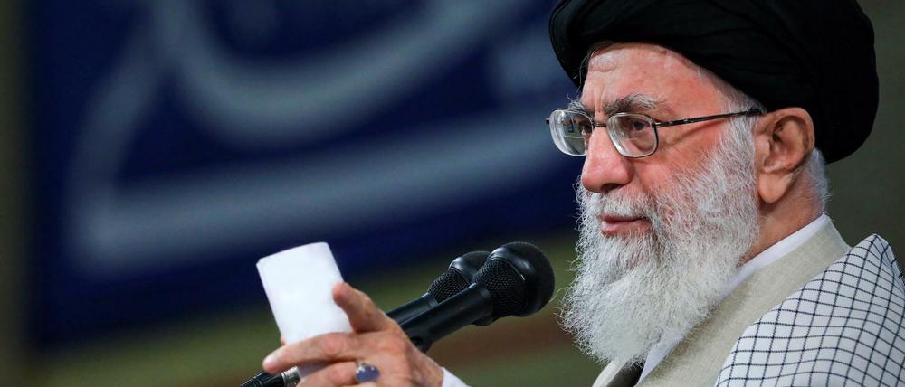 Ajatollah Ali Chamenei, Oberster Führer des Iran, bei einem Treffen mit Akademikern.