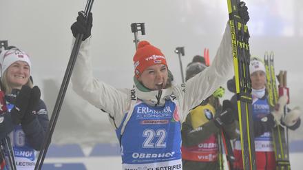 Grund zu feiern: Denise Herrmann holt den ersten Podestplatz der Saison für die deutschen Biathletinnen.