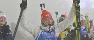 Grund zu feiern: Denise Herrmann holt den ersten Podestplatz der Saison für die deutschen Biathletinnen.