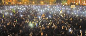 Digitale Erleuchtung. Demonstranten protestierten 2018 mit hochgehaltenen Smartphones gegen Premier Sargsjan. Sie erzwangen seinen Rücktritt.