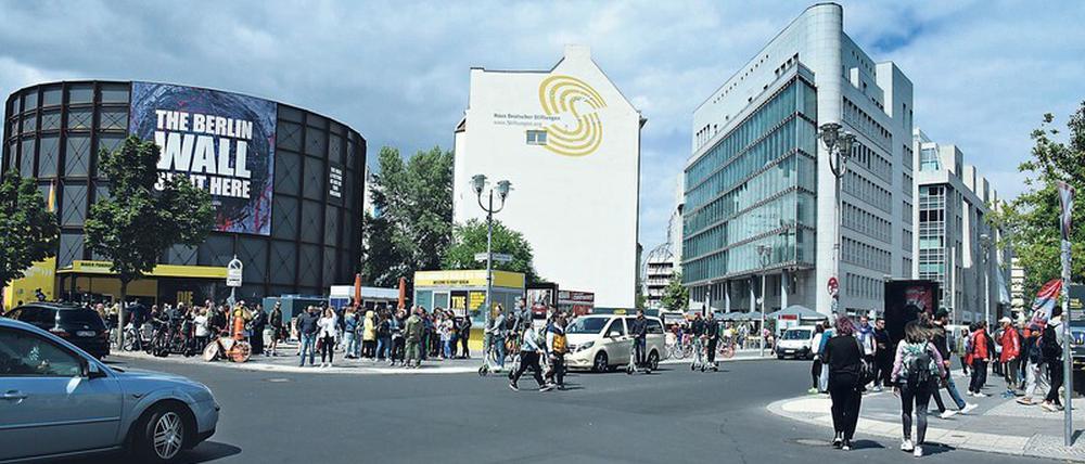 Investitionen am Berliner Immobilienmarkt scheinen profitabel. An einigen Orten, wie hier rund um den „Checkpoint Charlie“ haben Senat und Bezirke Pläne von möglichen Geldgebern aktiv durchkreuzt.