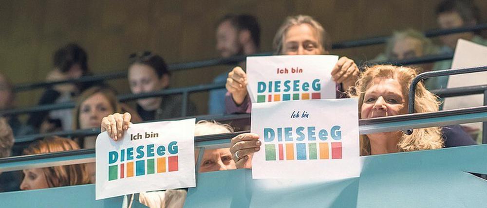 Große Hoffnung. Im Sommer 2019 gründete sich die Diese eG, um das bezirkliche Vorkaufsrecht für ein Haus in der Rigaer Straße wahrzunehmen. Ein Coup? Später zeigte sich, dass die Genossenschaft die nötigen Finanzen nicht aufbringen konnte.