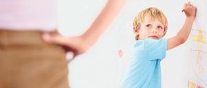Und jetzt? Am besten nicht schreien, sondern sich erst mal einen Tee einschenken. Und dann gemeisam die Wand wieder in Ordnung bringen.