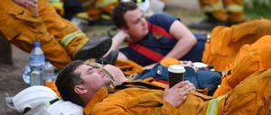 Feuerwehrleute in Australien ruhen sich aus.